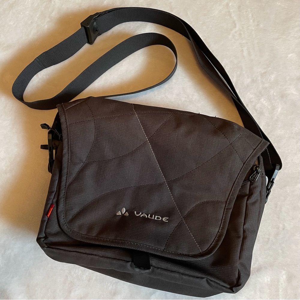 Vaude Agapet Messenger Bag In Black Water Resistant High Quality